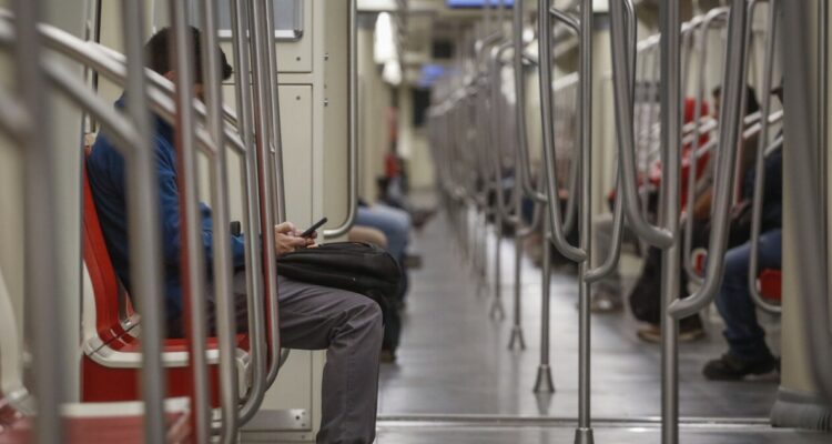 “Es desesperante”: padre de un hijo autista relata angustiante viaje en el Metro