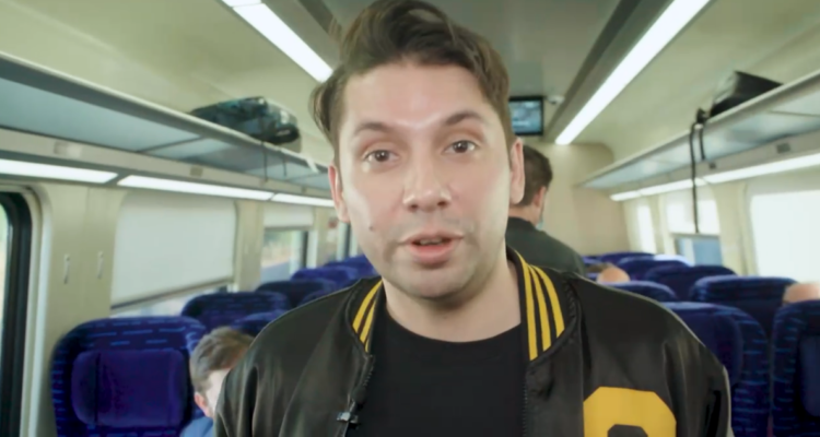 Para promocionar el nuevo programa de Fabrizio Copano, éste se encontró ‘casualmente’ con el presidente Gabriel Boric en un tren.