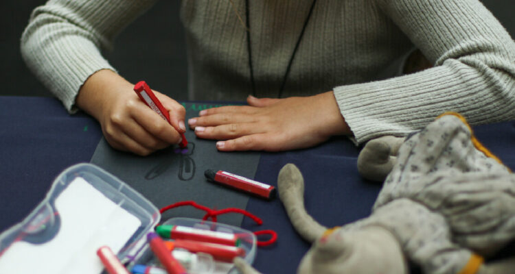 unas manos de un niño dibujando