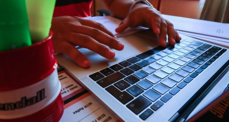 Cómo postular a una de las Becas TIC de la Junaeb, que entrega un notebook gratuito a estudiantes. Cuáles son los requisitos y en qué fecha se entrega.