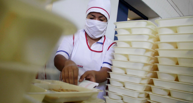 Junaeb acuerda nuevas medidas para el pago de finiquitos de manipuladoras de alimentos