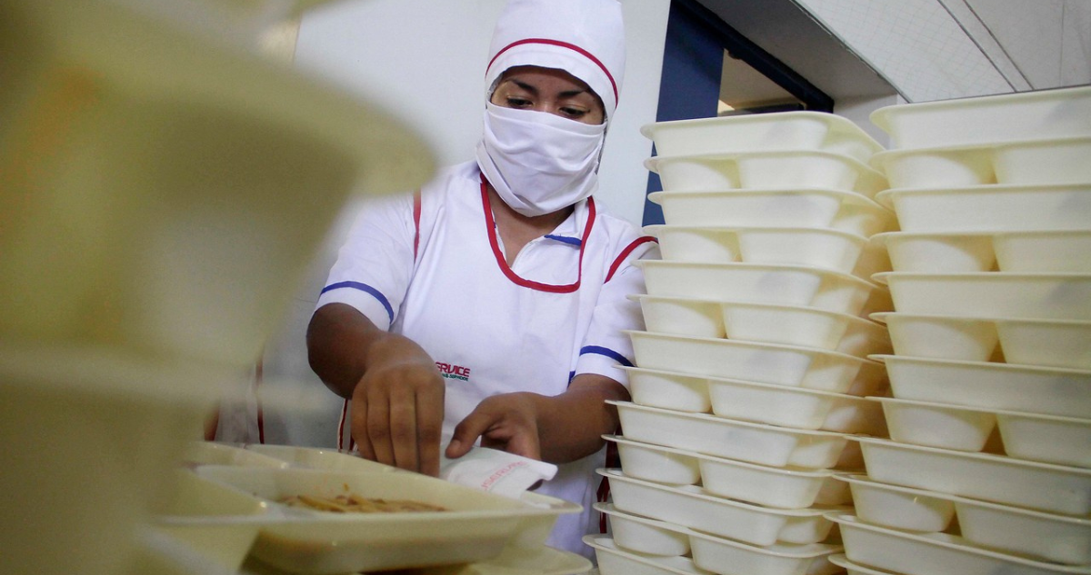 Junaeb acuerda nuevas medidas para el pago de finiquitos de manipuladoras de alimentos