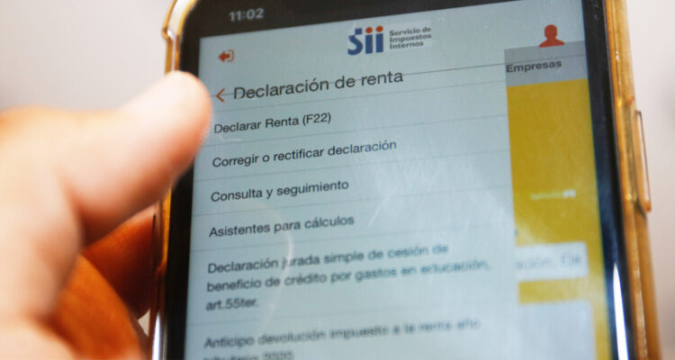 imagen de un celular accediento a la página web del SII para la operación renta (declaración de impuestos)