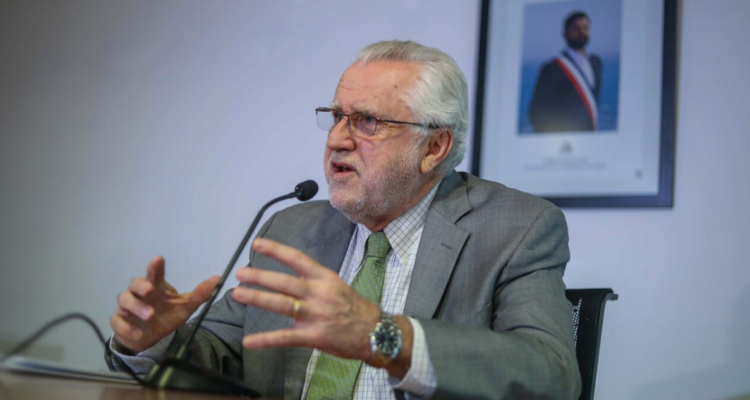 Oposición pide salida de Pacheco por millonarias pérdidas en Codelco