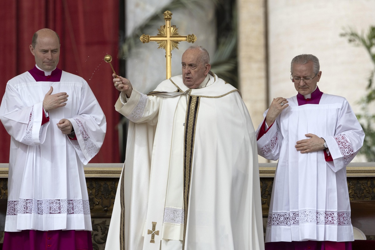 Ciudad del Vaticano (Santa Sede), 31/03/2024.- El Papa Franciscodirige la misa de Pascua en la Plaza de San Pedro, Ciudad del Vaticano, este domingo.