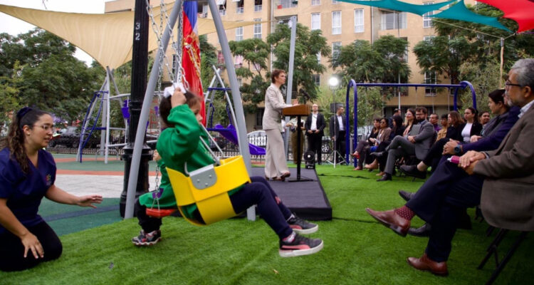 “Vuelvan a los espacios públicos”: Boric inaugura zona de juegos en Parque Portales de Barrio Yungay