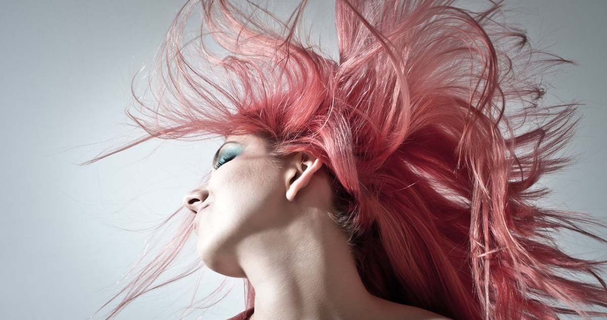 Para mantener las tinturas de quienes se arriesgan con nuevos colores, es vital cuidarse el cabello.