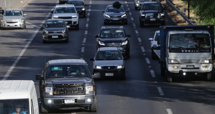 El plazo para pagar el Permiso de Circulación de la mayoría de los vehículos comenzó el 1 de febrero y se extiende hasta el 31 de marzo. Cabe recordar que para realizar el pago, es necesario que el automóvil no tenga multas sin cancelar y se deben presentar documentos específicos como el SOAP y la Revisión Técnica.