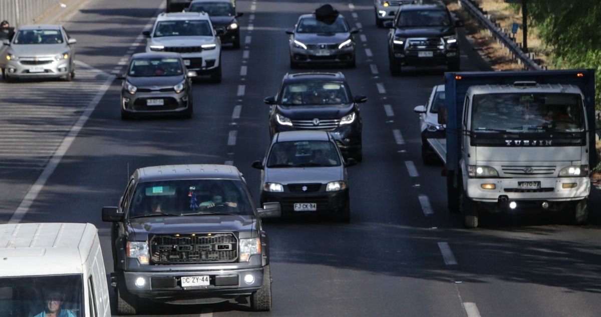 El plazo para pagar el Permiso de Circulación de la mayoría de los vehículos comenzó el 1 de febrero y se extiende hasta el 31 de marzo. Cabe recordar que para realizar el pago, es necesario que el automóvil no tenga multas sin cancelar y se deben presentar documentos específicos como el SOAP y la Revisión Técnica.