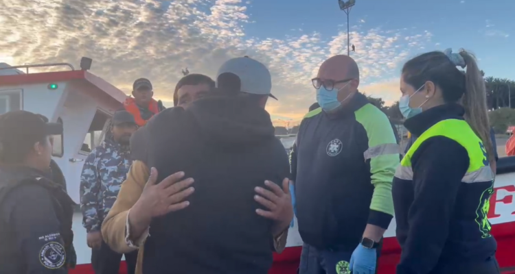 Pescadores desaparecidos en Isla Santa María se reencuentran con familiares tras ser rescatados