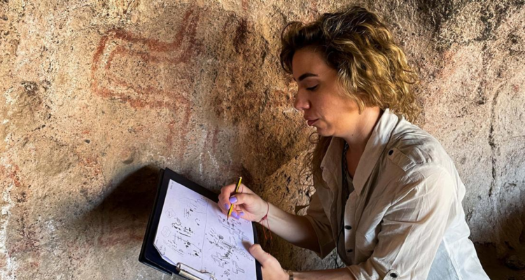 Un grupo de arqueólogos de Chile y de Argentina descubrió en la Patagonia argentina las pinturas rupestres más antiguas de Sudamérica.