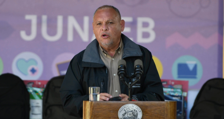 Gobernador de Valparaíso, Rodrigo Mundaca, presentando Plan de Recuperación por incendios