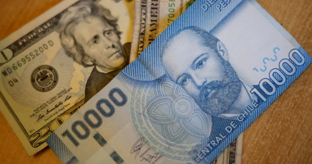 Dólar sigue bajando: el peso chileno le toma ventaja tras buena noticia económica en el país