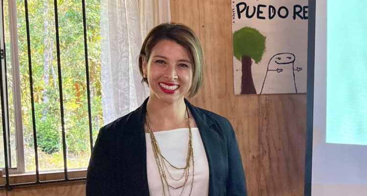 Imagen de la seremi de Obras Públicas de Los Ríos apoyada por el PS