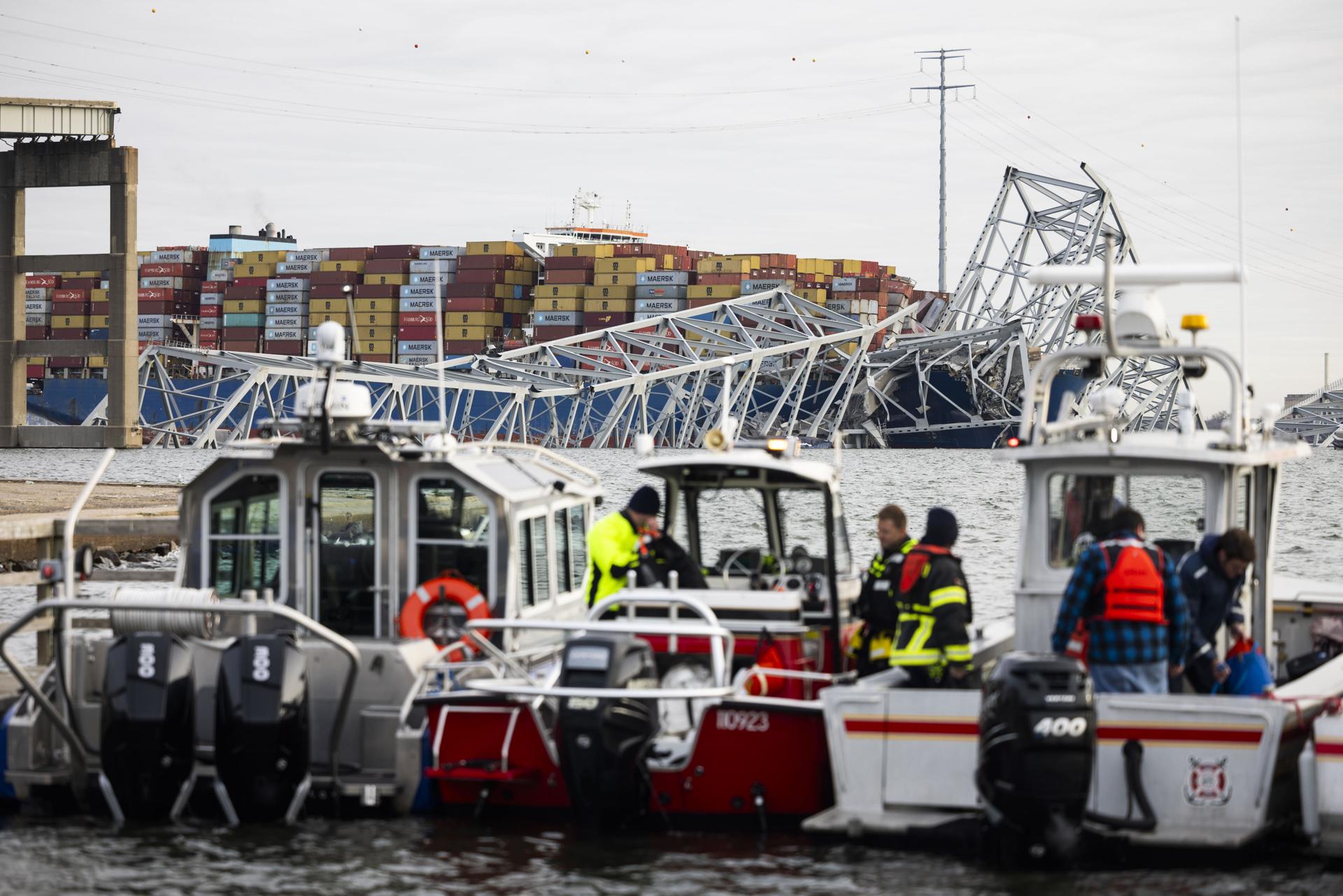 El personal de rescate en la orilla del río Patapsco