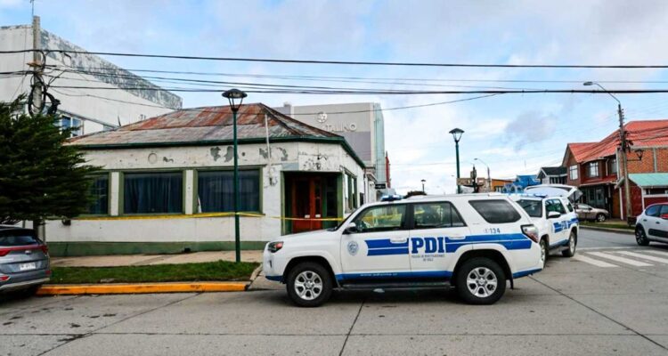Joven de 19 años muere desangrado tras romper un ventanal en centro de Puerto Natales