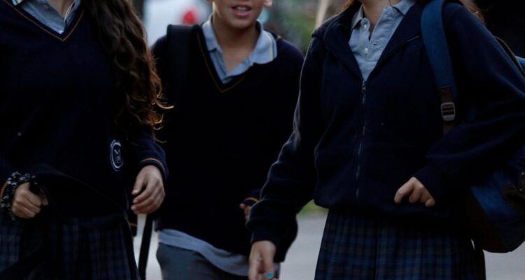 Cuáles son los colegios más caros de Chile y qué puntajes sacaron en las pruebas de Matemáticas y Lectura del Simce 2024.