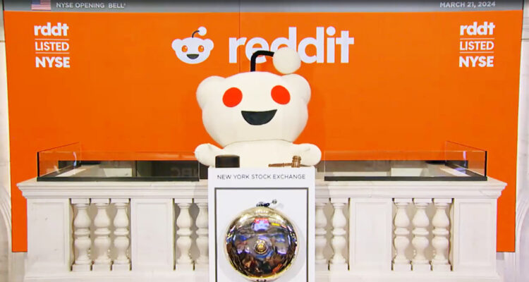 corpóreo de reddit tocando la campana para dar inicio a las operaciones bursátiles en nueva york