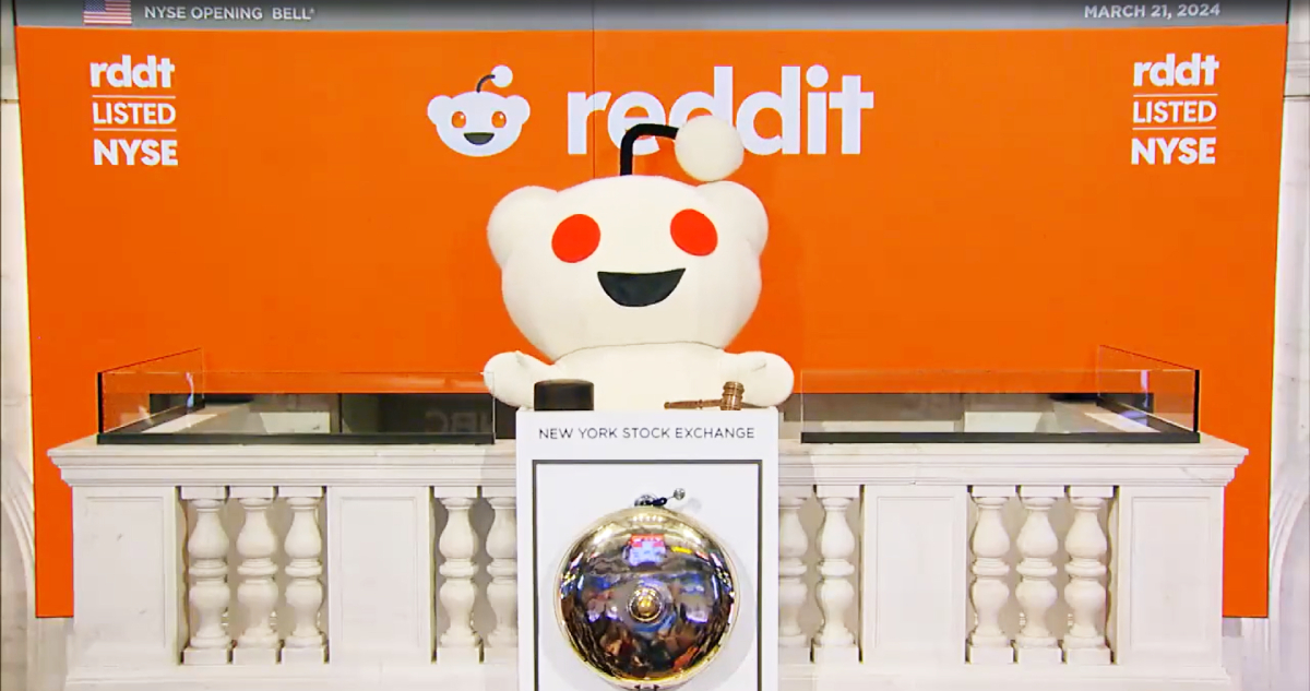 corpóreo de reddit tocando la campana para dar inicio a las operaciones bursátiles en nueva york