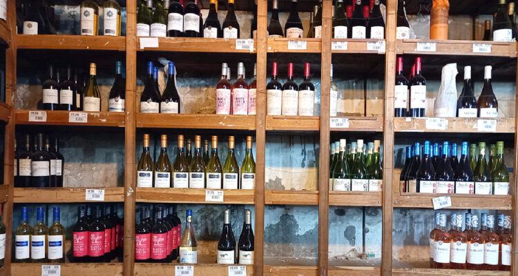 diversas botellas de vinos y licores