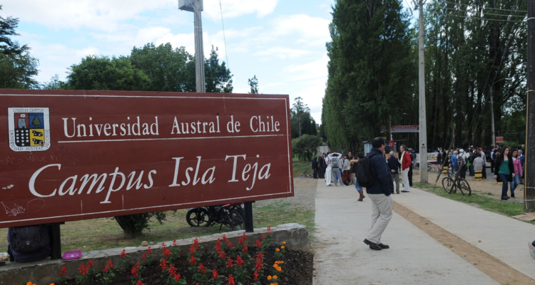 Frontis de campus de la UACh por petición de renuncia a rector