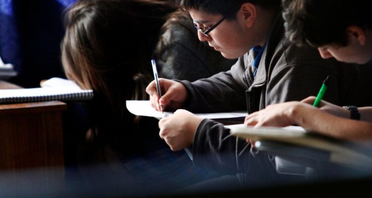 Revisa aquí los resultados y puntajes de la prueba de Matemáticas y Lectura del Simce 2023.