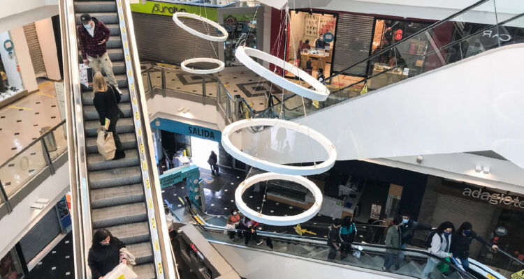 un mall con varias personas (aún en medio de la pandemia)