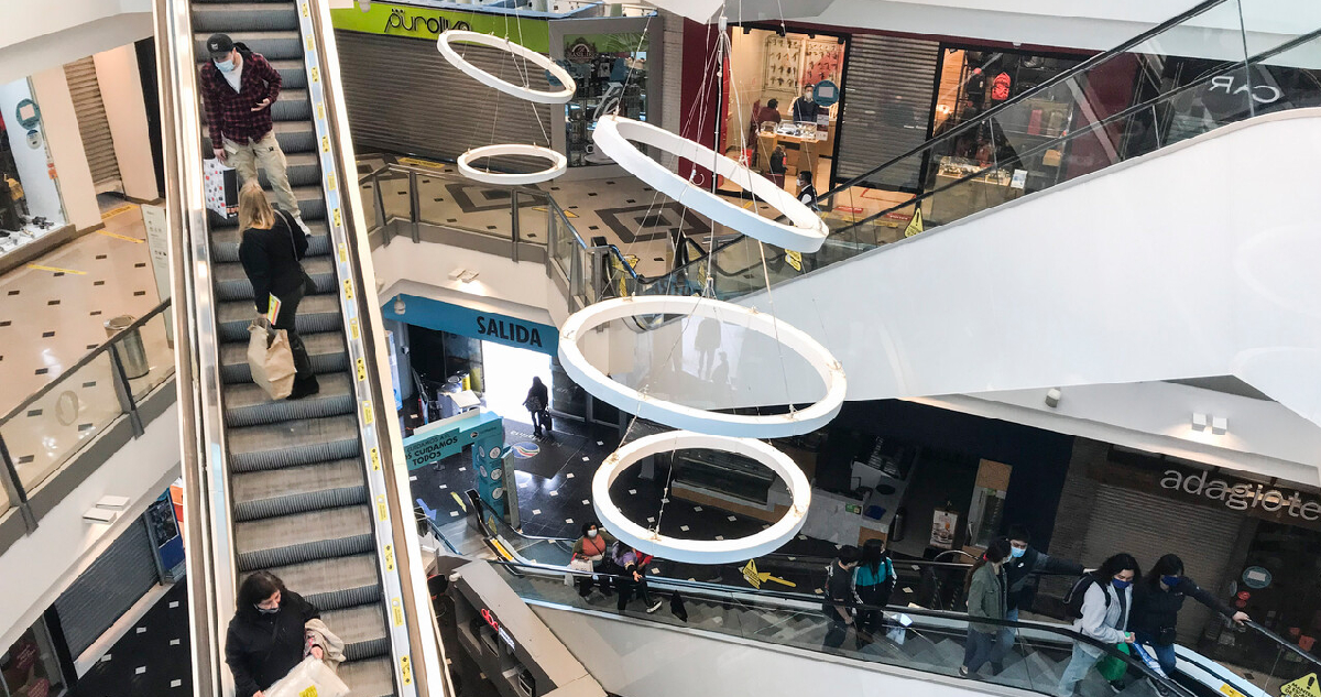 un mall con varias personas (aún en medio de la pandemia)
