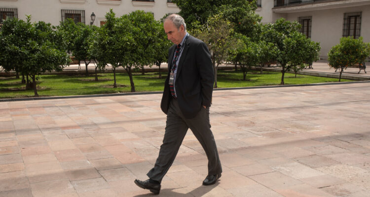 Ricardo Mewes, Presidente de la CPC, caminado por La Moneda