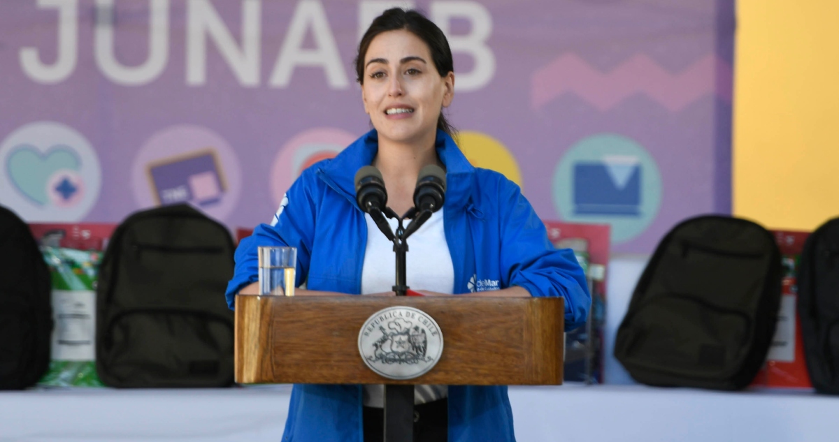 Ripamonti por entrega de útiles y estudiantes en carpa