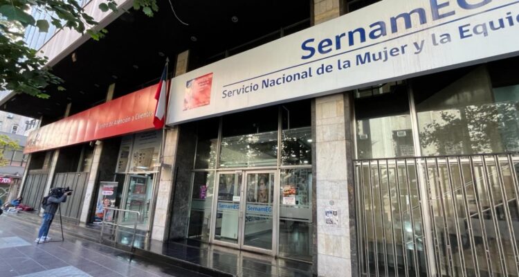 Investigan robo sufrido por sucursal Claro en Santiago: delincuentes entraron desde el SernamEG