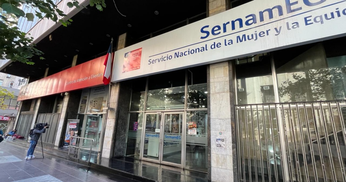 Investigan robo sufrido por sucursal Claro en Santiago: delincuentes entraron desde el SernamEG
