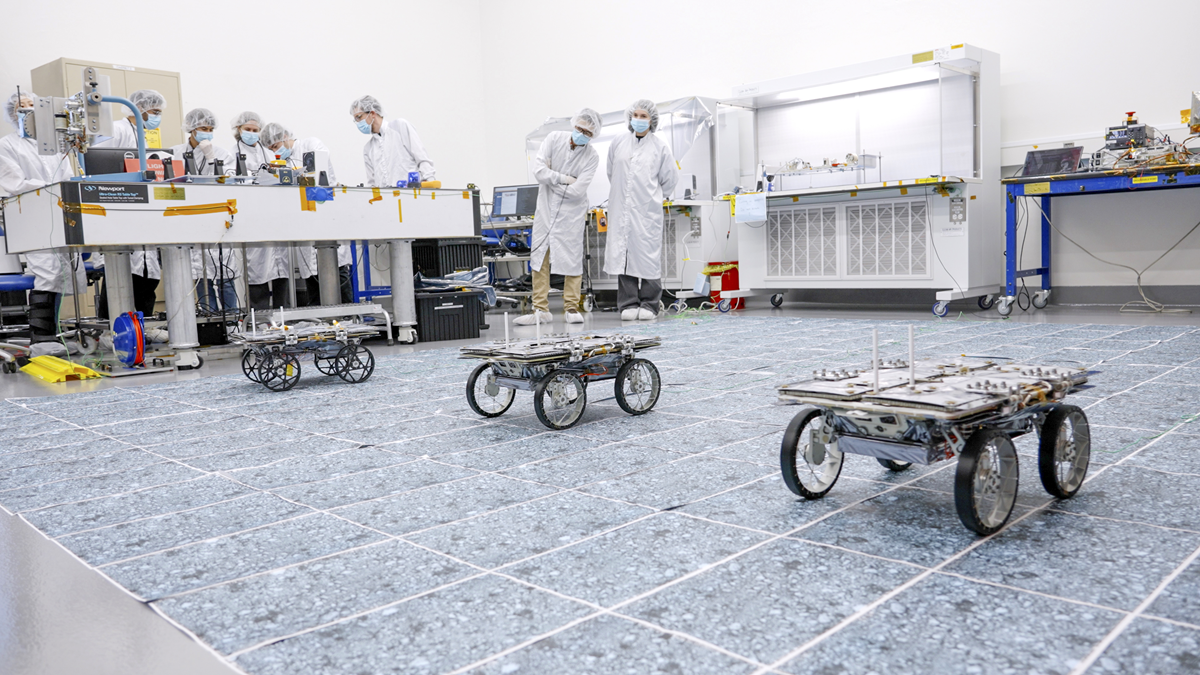 La NASA presentó tres pequeños robots autónomos que serán usados como apoyo para misiones tripuladas en la superficie de la Luna.