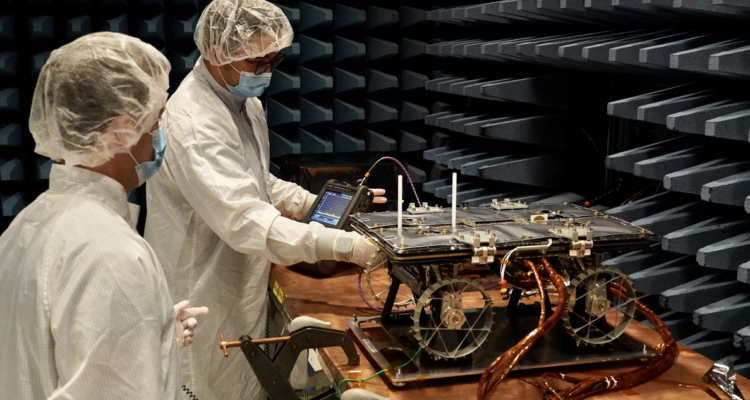 La NASA presentó tres pequeños robots autónomos que serán usados como apoyo para misiones tripuladas en la superficie de la Luna.