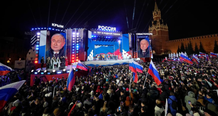 Una multitud acudió al mitin-concierto en la Plaza Roja para conmemorar la anexión de Crimea