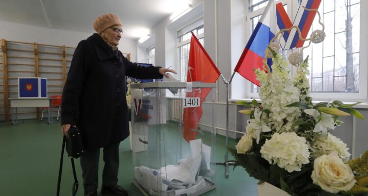 Mujer votando en San Petersburgo