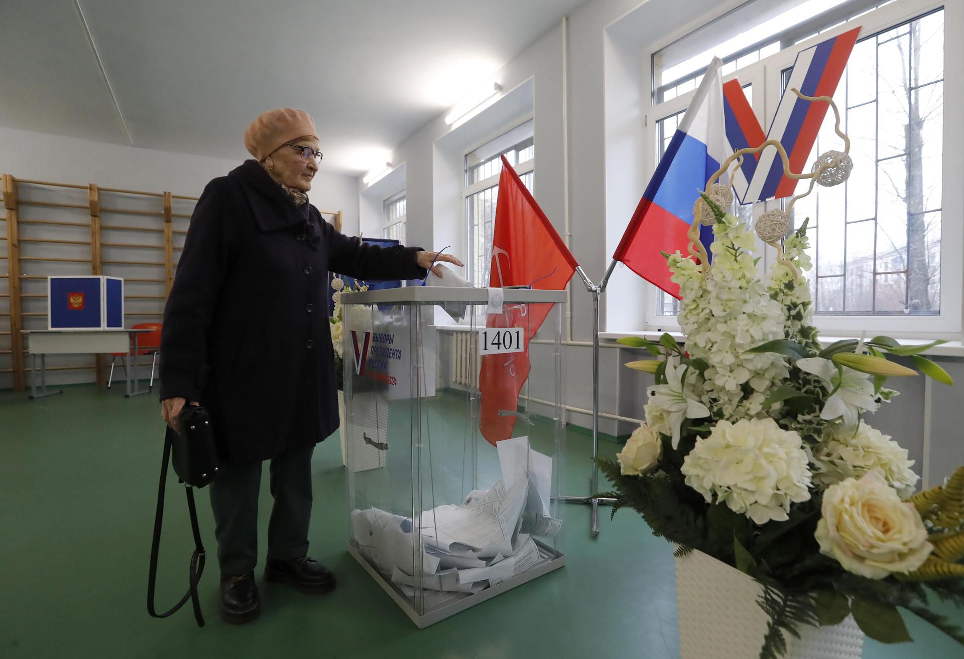 Mujer votando en San Petersburgo