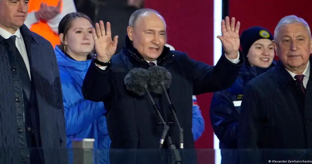 Vladimir Putin se dirige a la multitud desde el gran escenario montado en la Plaza Roja de Moscú