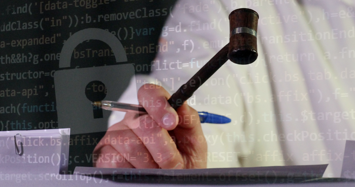 Juez con martillo judicial