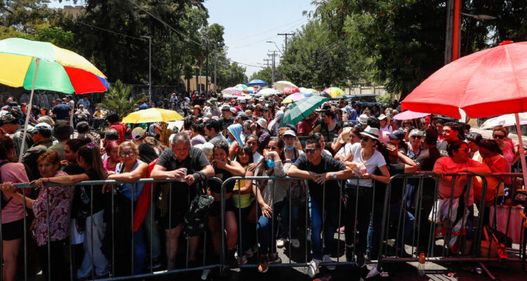 Miles de personas acuden a la Gruta de Lourdes para ser atendidos por la llamada Sanadora del Rosario, Leda Bergonzi.
