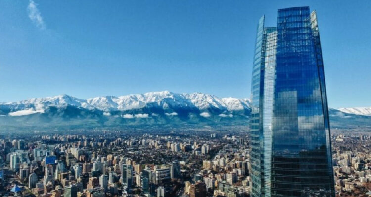 fotografía panorámica de santiago: En primer plano, la torre costanera