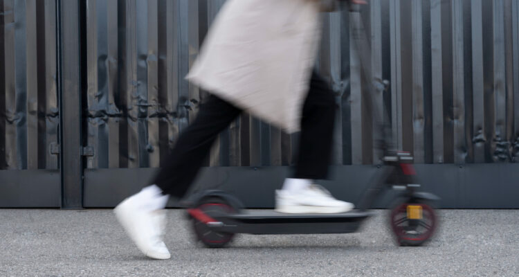 Tras cientos de reclamos: Sernac exige solución para clientes afectados en compra de scooter eléctrico