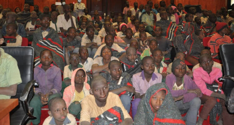 Hombres armados secuestran a más de 280 niños y algunos profesores de colegio en Nigeria