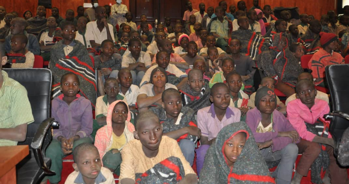 Hombres armados secuestran a más de 280 niños y algunos profesores de colegio en Nigeria