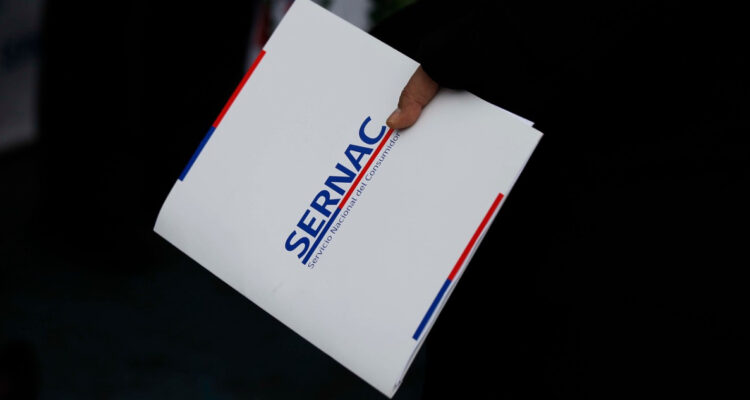 Fotografía de una carpeta del Sernac