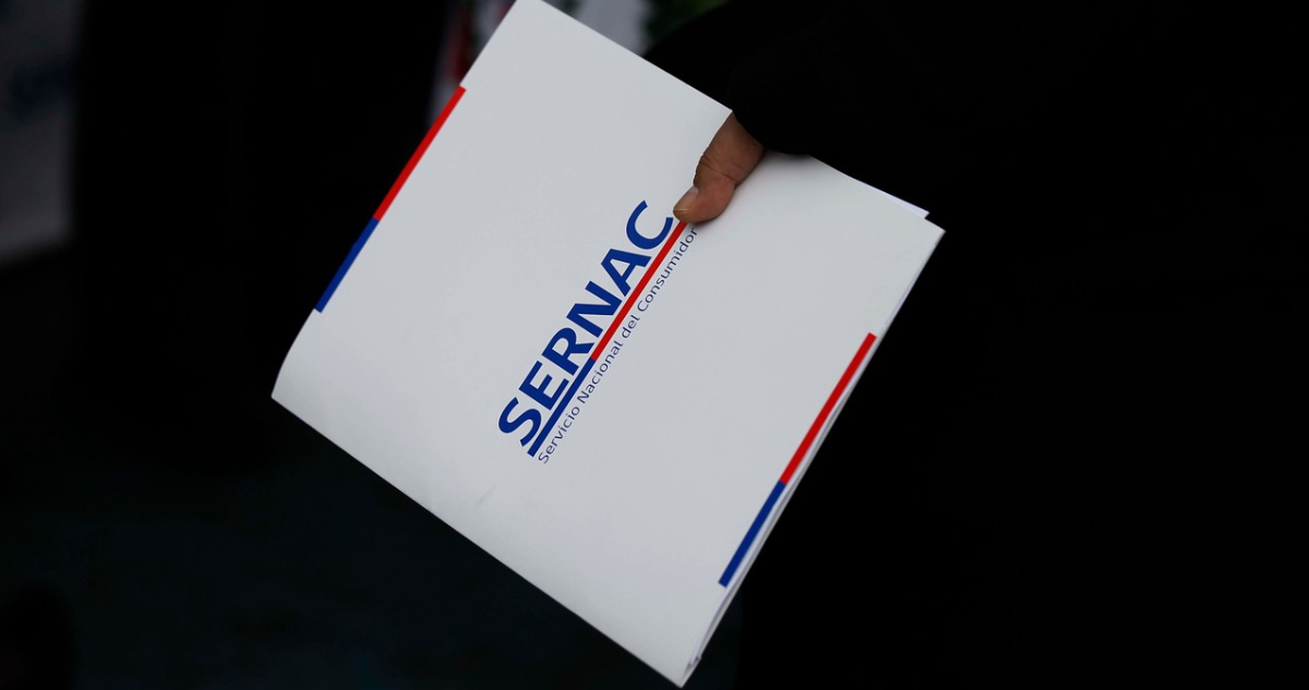 Fotografía de una carpeta del Sernac