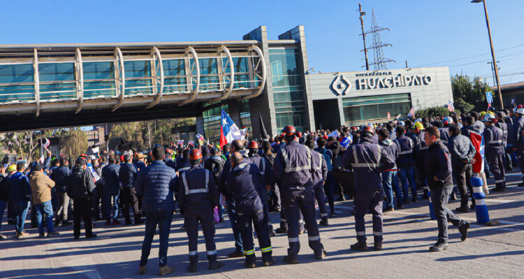Trabajadores de Siderúrgica Huachipato, se manifiestan a las afueras de la compañia