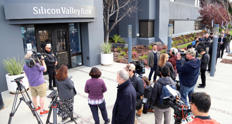 clientes esperan fuera de la sede del Silicon Valley Bank (SVB) en Santa Clara, California, EE.UU., 13 de marzo de 2023