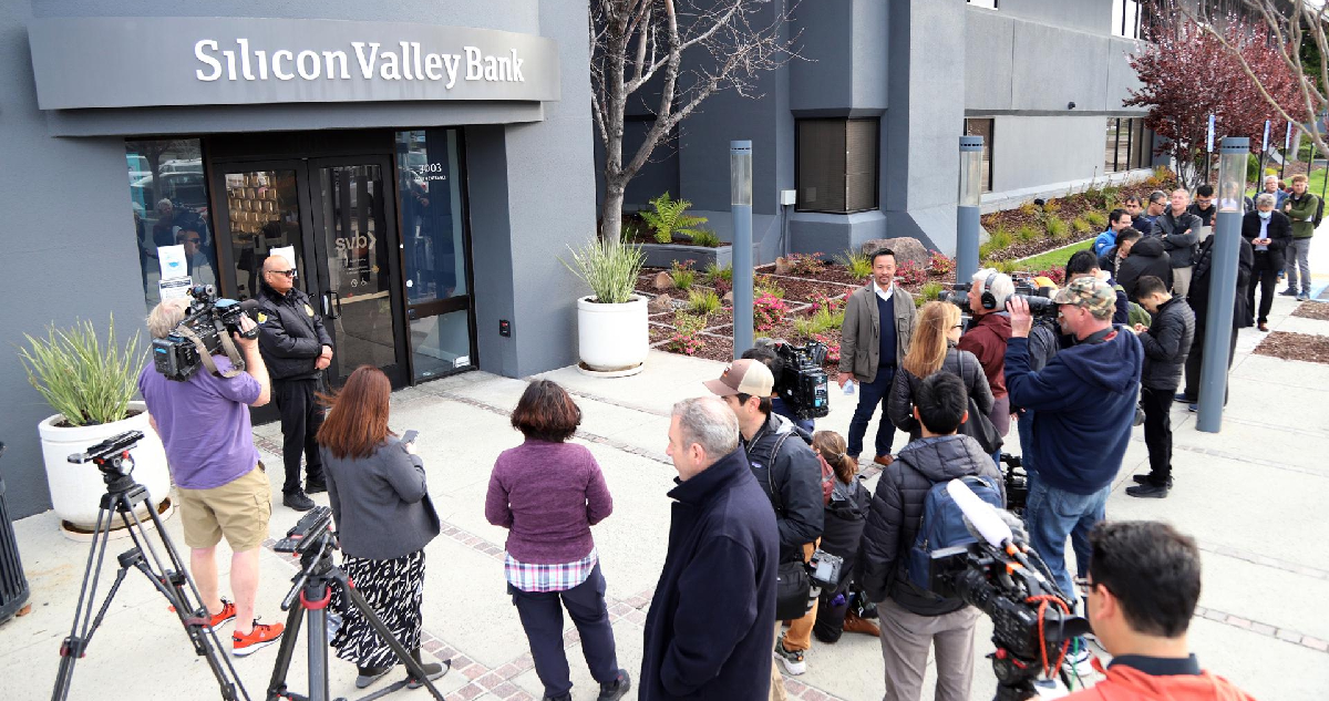clientes esperan fuera de la sede del Silicon Valley Bank (SVB) en Santa Clara, California, EE.UU., 13 de marzo de 2023