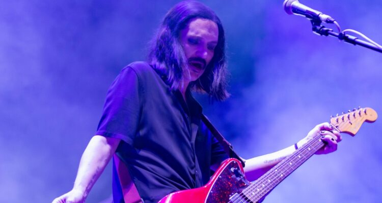 Sin hits y sin cámaras, hay fiesta: Placebo volvió a Chile 10 años después y rabeó con los celulares